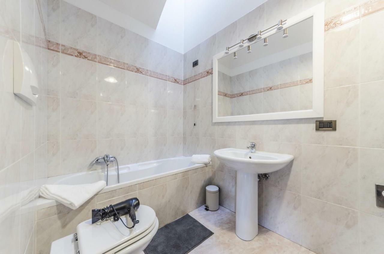 Maurizio House - Near The Train Station Apartment